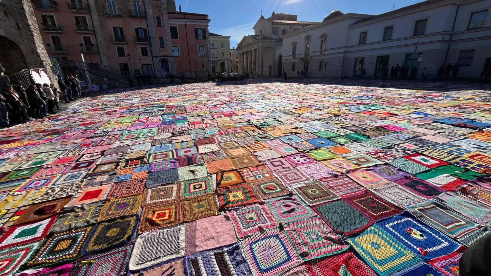 Isernia: Viva Vittoria 2024 stupisce. Piazza Andrea d’Isernia colorata da 3600 coperte realizzate a mano, Segnale forte in vista del 25 novembre.